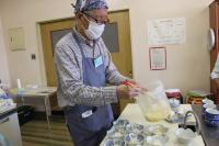 ゆず大根をさらに小分けしている。