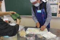 大根の皮を細く千切りにしている