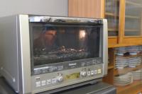 オーブンレンジでさつまいもを焼いている