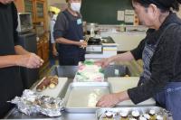 ライスペーパーを水に浸している