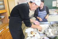 焼きあがったお芋の皮をむいている