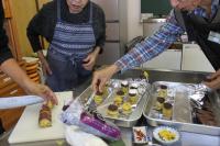 さつまいもの上にあんこをのせている