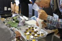 あんこの上に生クリームをのせている