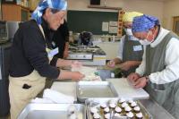 浸したライスペーパーをまな板の上に引いている