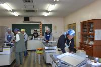 皆で洗い物をしている