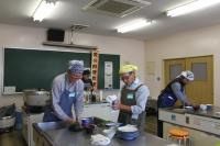 協力しながら洗い物をしている