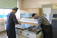 お話しながら洗い物をしている