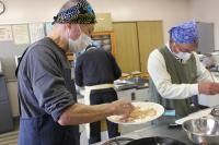 かつお節をパラパラにしている