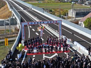 テープカット・くす玉開披の様子です。