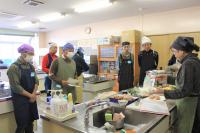 先生の説明を聞いている