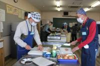 鶏肉をカットしている