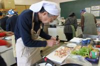 鶏肉に塩コショウしている