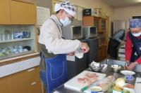 鶏肉に塩を振ってる