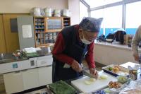 玉ねぎを切っている