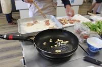 フライパンでにんにくを炒めている