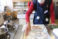 鶏肉に小麦粉をまぶしている