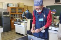 ゆであがったじゃがいもの皮むき