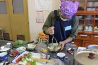 じゃがいもをマッシャーでつぶしている