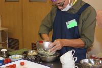 つぶしたじゃがいもをざるで越している