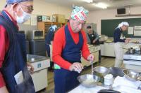 ポテトにコショウを振っている