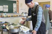 スープを分けている