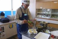 もう一人の方もスープを分けている