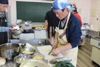 パイ生地を切っている