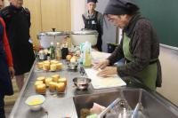 パイ生地を綿棒で伸ばしている