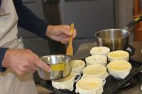 パイ生地に溶き卵を塗っている