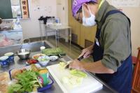 セロリを切っている