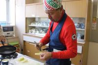 セロリの筋を取っている