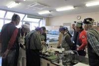 先生の手元を見ながらみんなで聞いている