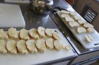 バターを塗って焼く前のパン