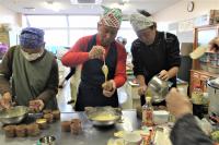 紙のカップに生地を流し入れている。