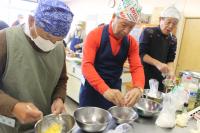 三人組卵を割っている