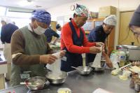 ホットケーキミックスをボールに入れている