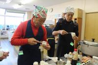 クリームを塗っている