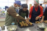 鉄板にカップを並べている