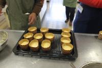 鉄板に並べたカップ