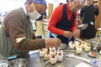 ケーキにデコレーションしている