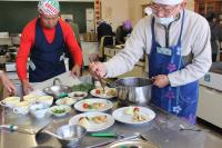 お皿に出来上がったものを盛り付けている