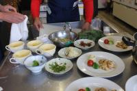 使い終わったまな板を洗っている