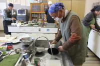 洗い物をしている