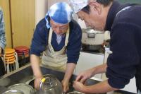 協力して洗っている