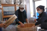 寿司桶を選んでいる