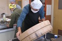 寿司桶を洗っている