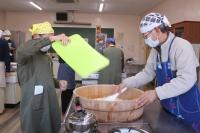 すし飯をあおいでさましている