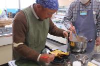 玉子焼きを焼いている