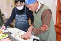 卵焼きを切っている