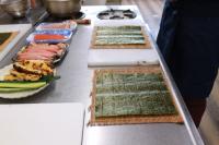 す巻きの上に海苔を置いている